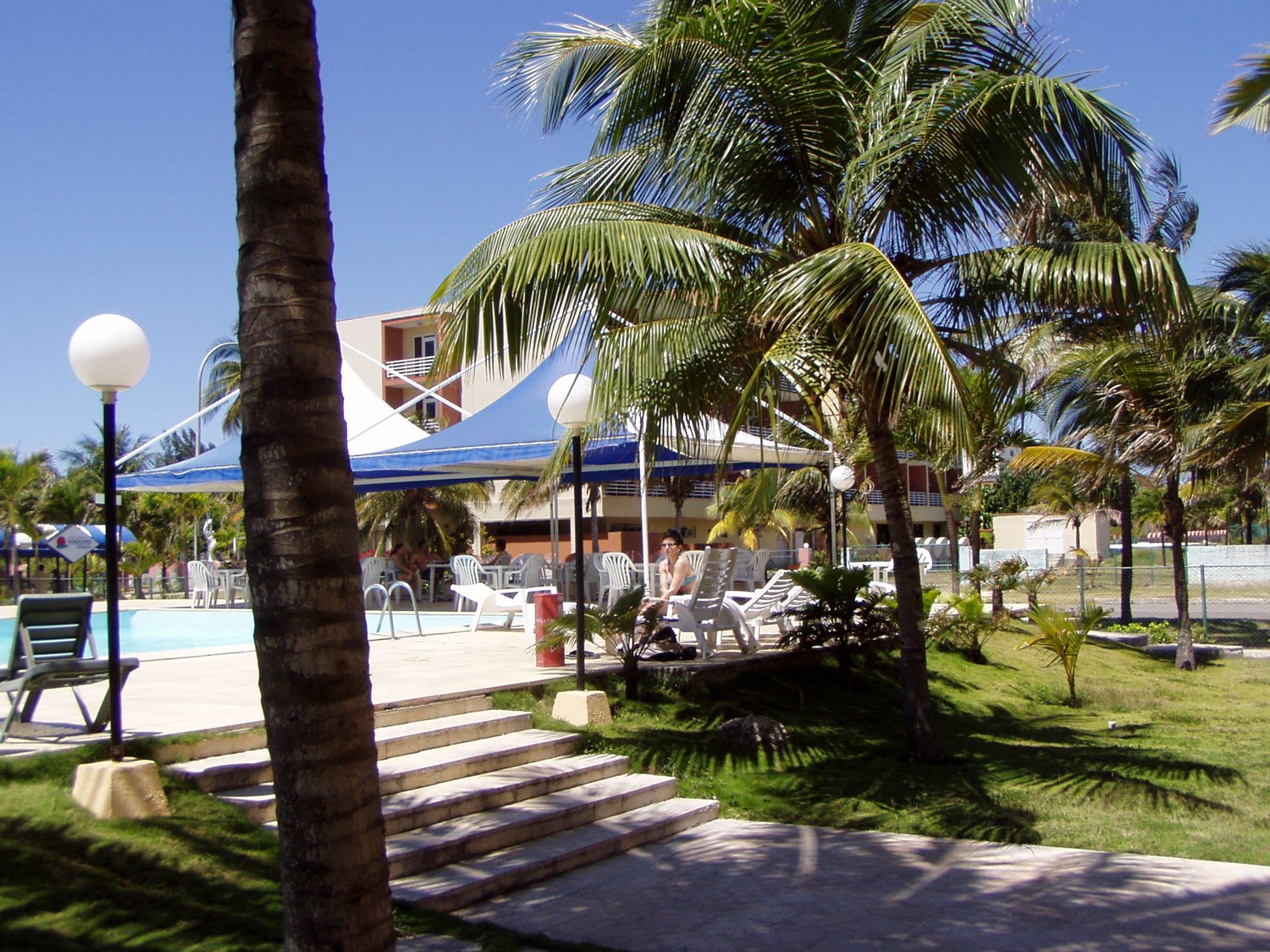 bazén v hotelu kde trávíme první hodiny v zemi rumu a doutníků